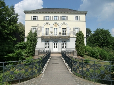 Krefeld-Bockum : Uerdinger Straße, Haus Sollbrüggen ( Herrenhaus im klassizistischen Stil erbaut ), heute ist in dem Gebäude die Musikschule Krefeld untergebracht.